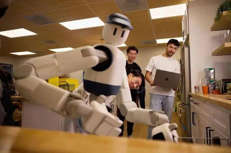 开云app-Memo机器人(rén)：戴(dài)棒球(qiú)帽(mào)的家(jiā)务终結(jié)者？