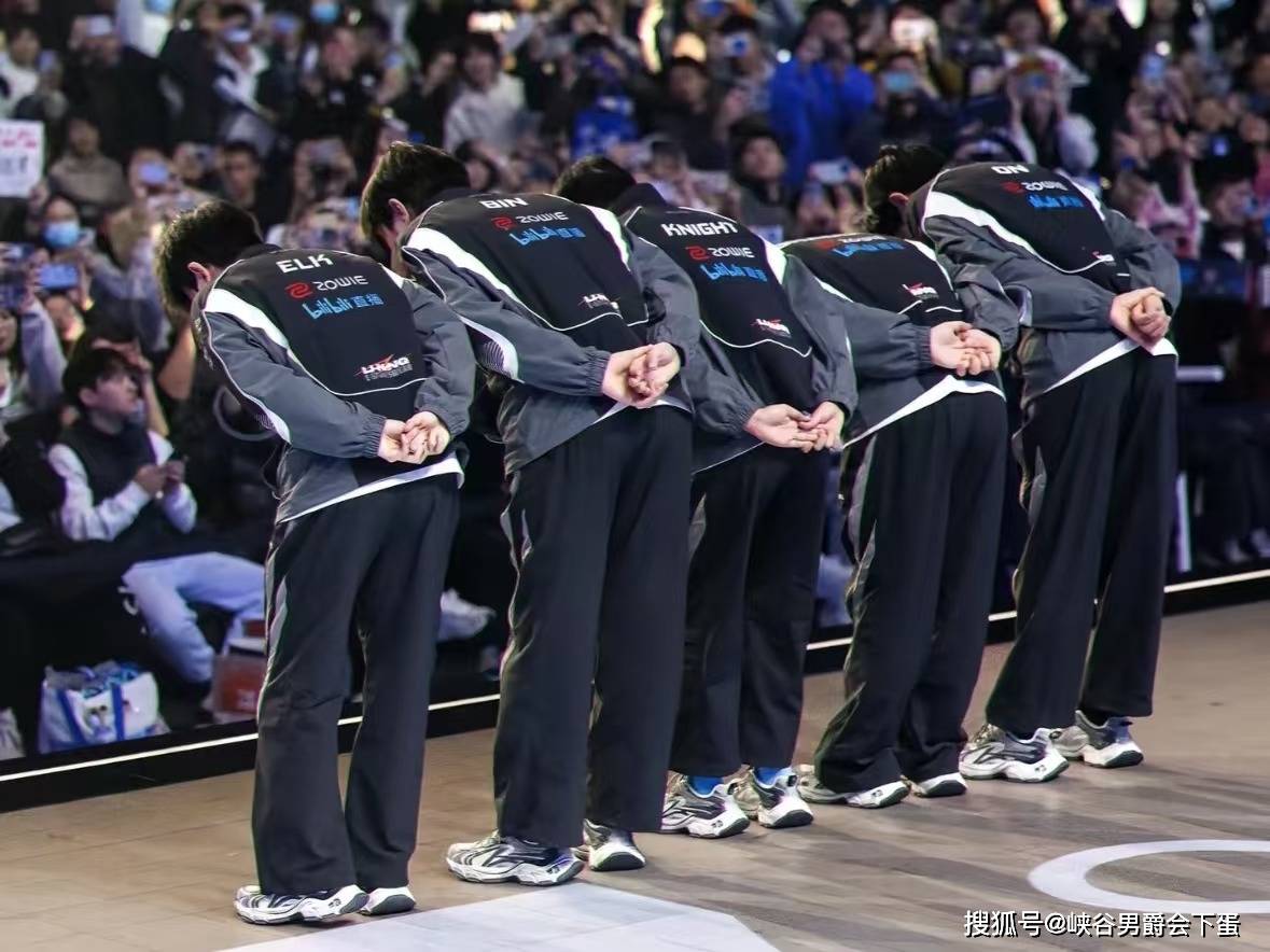 kaiyun-继“AG经理爱笑透露：明年(nián)Uzi有機(jī)会复出”後(hòu)，教练朱开谈Uzi疯狂(kuáng)打排(pái)位原因(yīn)：他在检測(cè)自己的实力，来确定到底(dǐ)能(néng)不能(néng)上场打比赛！