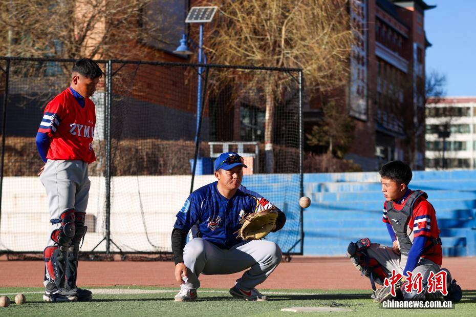 【图片故事】棒球教练华旦班玛：为高原牧区孩子挥出一条“梦想之路”