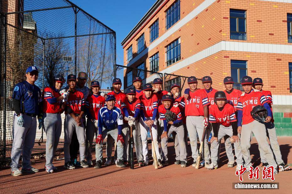 【图片故事】棒球教练华旦班玛：为高原牧区孩子挥出一条“梦想之路”