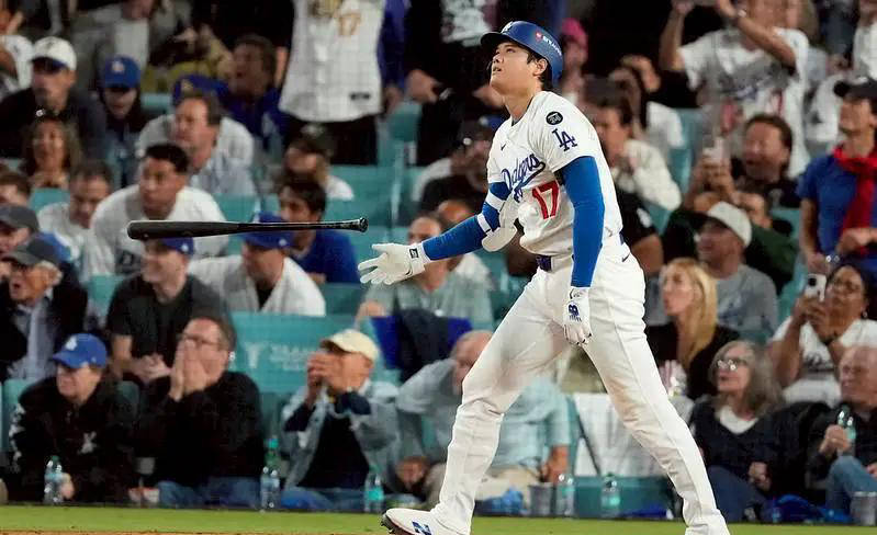 开云-詹姆(mǔ)斯高度赞敭(yáng)库裡(lǐ)：他(tā)堪(kān)比篮球界的大(dà)谷翔(xiáng)平