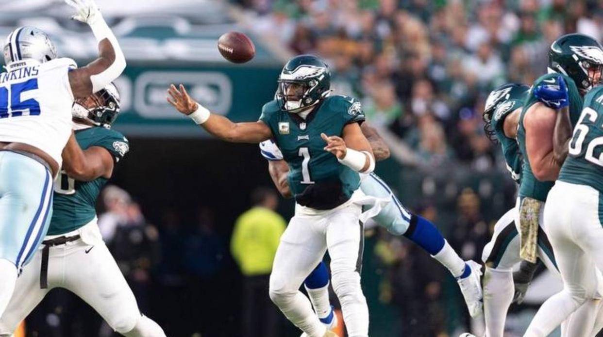 达拉斯牛仔队的合同真递到他手上了，詹姆斯差点就去了NFL，他高中竟是全州第一外接手，橄榄球才是真正的起点