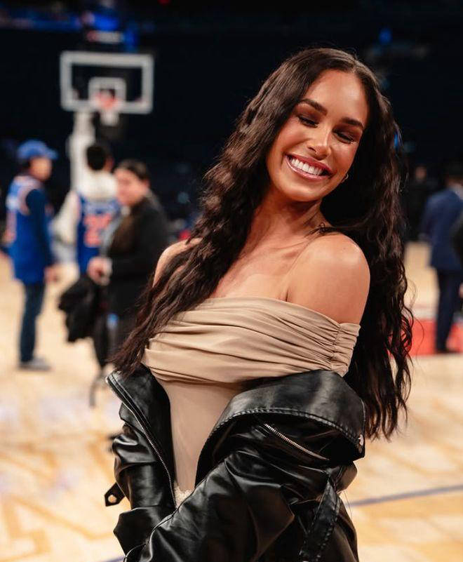 开云app-達(dá)拉斯(sī)牛仔啦啦隊(duì)頭(tóu)牌现身(shēn)尼克斯(sī)比赛现场，高顔(yán)值与好身(shēn)材引发关注(zhù)